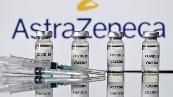 AstraZeneca, stop ai nuovi vaccini anche per il personale della scuola