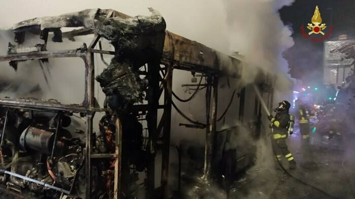 autobus in fiamme roma