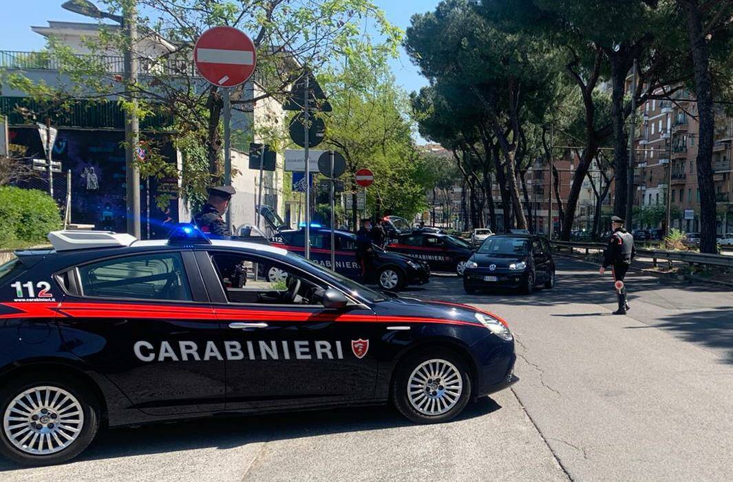 Roma, accerchiano un 77enne per rubargli il portafogli: due arresti per rapina