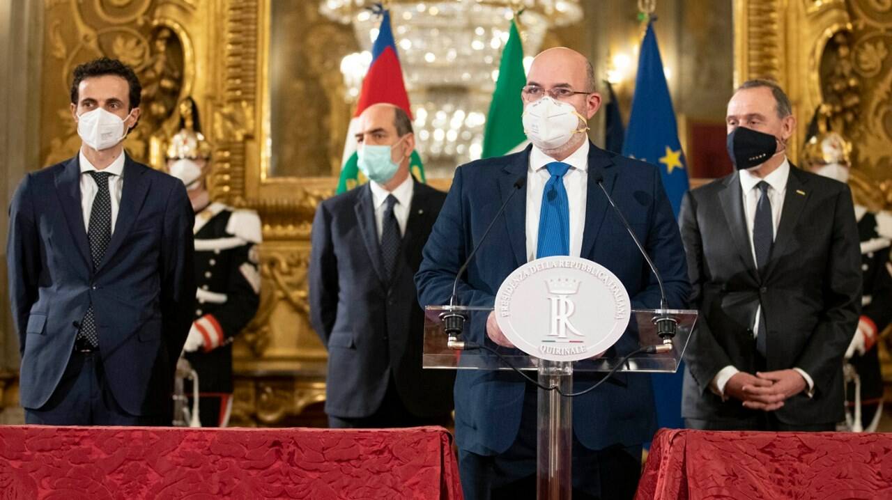 Consultazioni, il M5S blinda Conte e apre a Renzi. L’ira di Di Battista: “Allora addio”