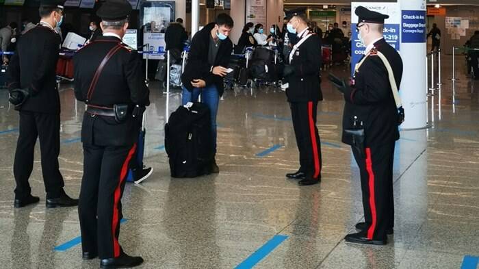 Fuggito dai domiciliari viene sorpreso all’aeroporto di Fiumicino con la valigia: arrestato di nuovo