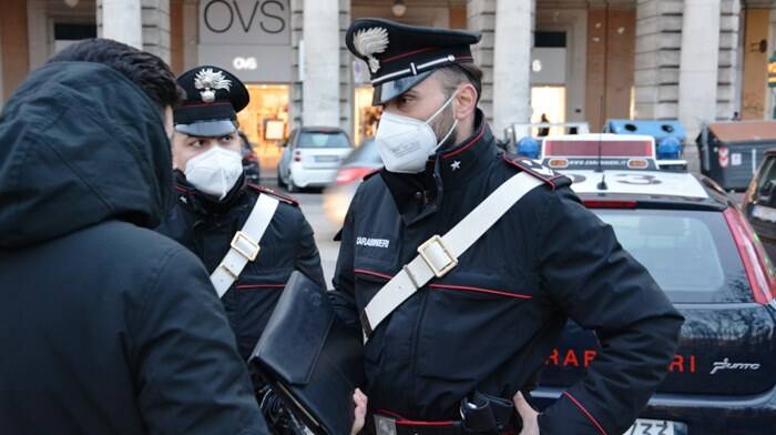 Roma, bivacchi e gente senza mascherina: pioggia di multe a piazza Vittorio Emanuele II