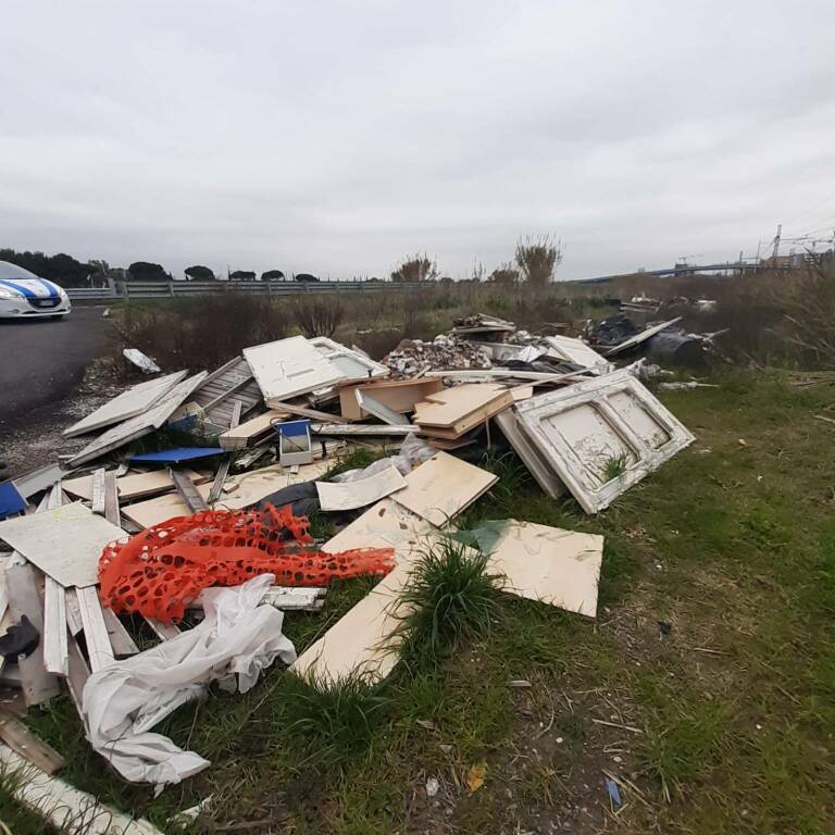 Discariche in via delle Acque Basse a Focene: la Polizia locale cerca i colpevoli