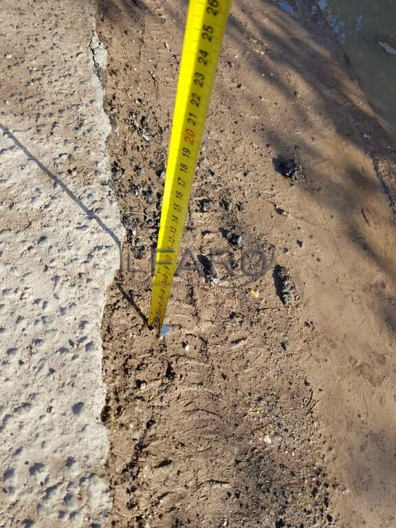 Soldi buttati a Passo della Sentinella, asfalto gettato sulle buche piene d&#8217;acqua