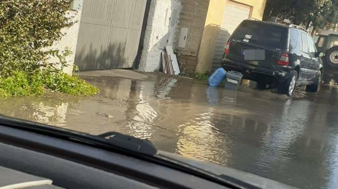 Focene ancora allagata, rabbia nel quartiere