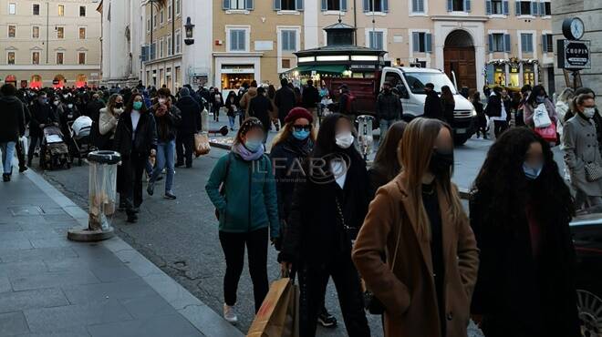 Roma, folla in centro alla vigilia della zona arancione