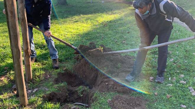 Fiumicino, commercianti e artigiani in azione: nuovo look per il parco giochi di via Maiori