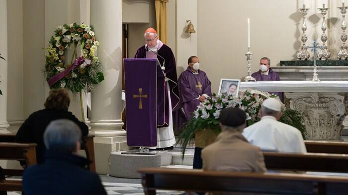 Il Papa ai funerali del suo medico personale, nonostante i malanni