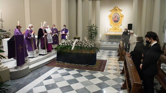 Il Papa ai funerali del suo medico personale, nonostante i malanni