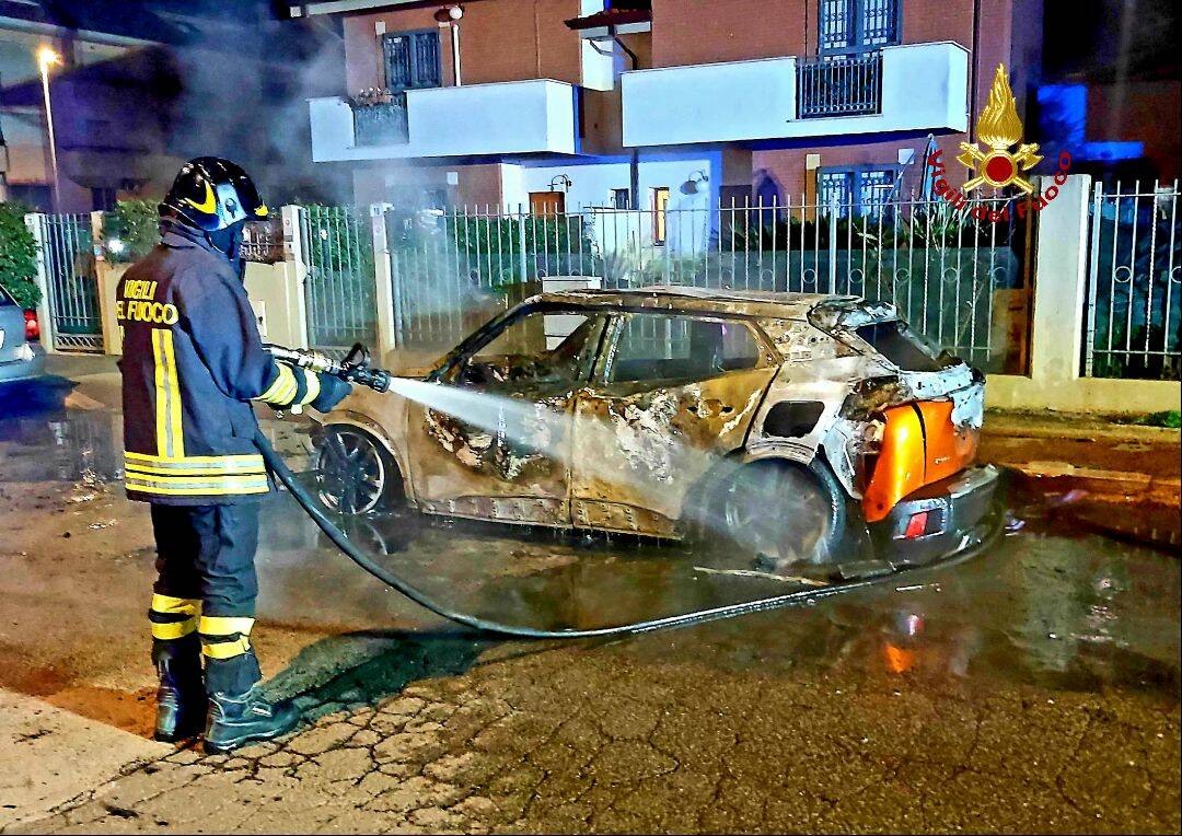 Latina, auto distrutta dalle fiamme in via Giordano