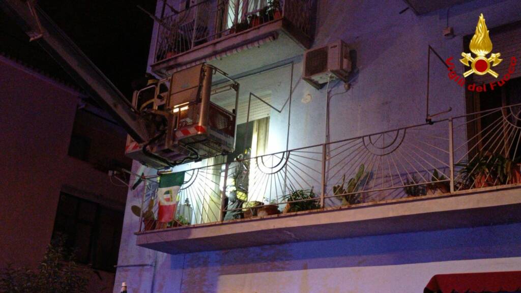 Incendio in un appartamento in via Cena a Latina: un morto e due intossicati