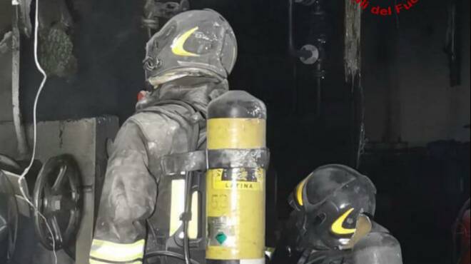 Caldaia mal funzionante, scoppia l’incendio in un’azienda chimica di Latina