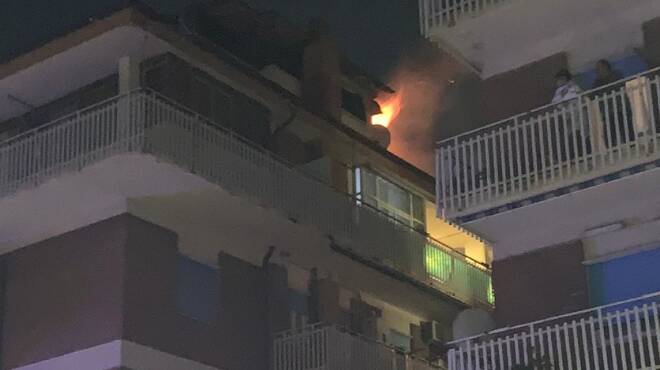 Ostia, incendio in un appartamento: donna in codice rosso e 2 agenti intossicati