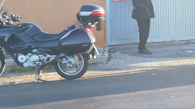 Incidente tra auto e moto sul lungomare di Tor San Lorenzo: ferito centauro