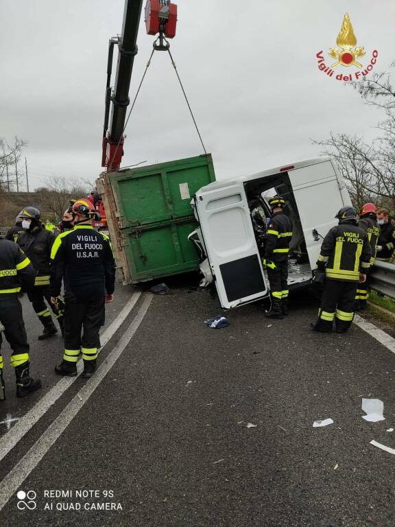 Cerveteri, schianto tra un tir e un furgone: 40enne incastrato tra le lamiere