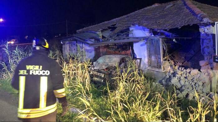 Incidente alle porte di Latina, auto si schianta contro un muro: due feriti