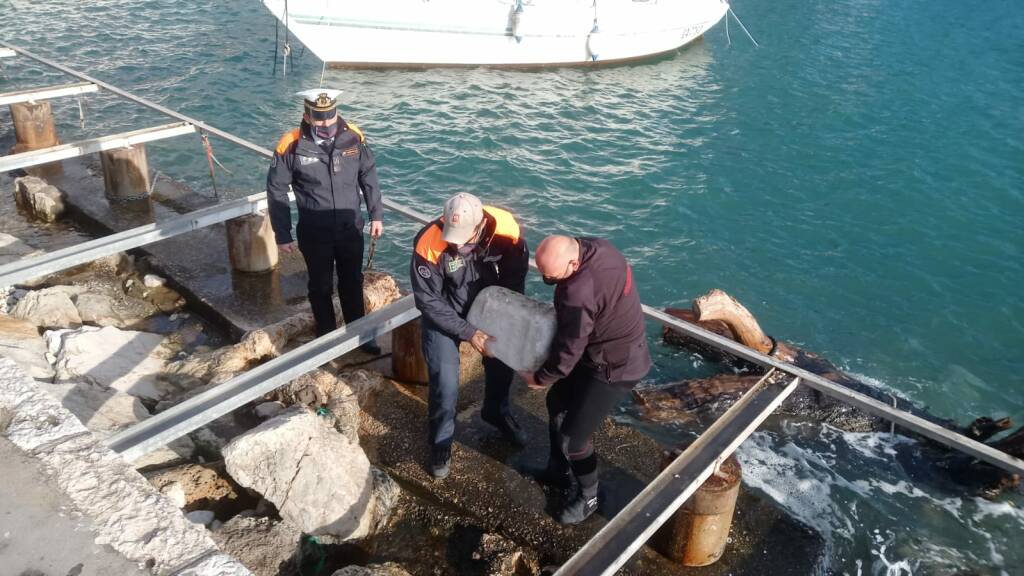 Formia, lapide di epoca romana trovata sulla scogliera del porticciolo di Caposele