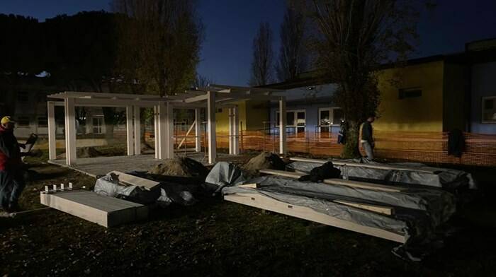 Fiumicino, in corso i lavori di rifacimento di tettoie e parco giochi nelle scuole