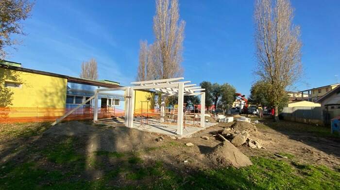 Fiumicino, in corso i lavori di rifacimento di tettoie e parco giochi nelle scuole