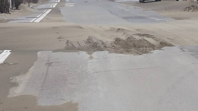 Maltempo ad Ardea, disagi sul lungomare: dossi di sabbia invadono la strada