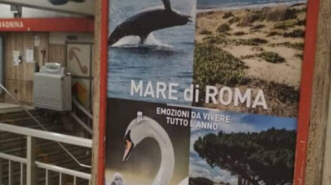 Un manifesto per scoprire Ostia: il mare diventa protagonista delle fermate metro di Roma