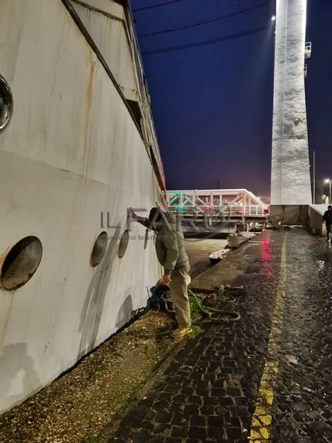 Fiumicino, nave rompe gli ormeggi e finisce contro il Ponte 2 Giugno