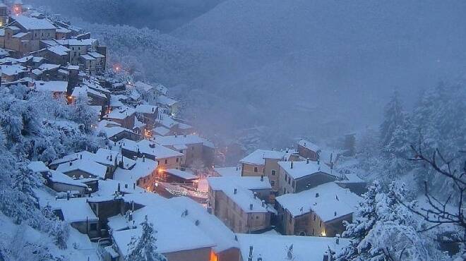 Da Viterbo a Fondi, il Lazio si sveglia sotto una coperta di neve: le immagini