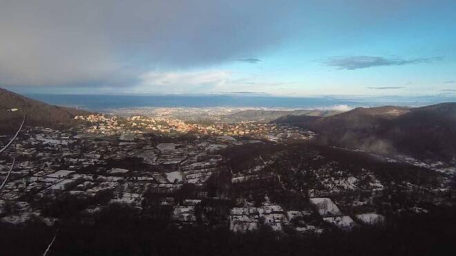 Da Viterbo a Fondi, il Lazio si sveglia sotto una coperta di neve: le immagini
