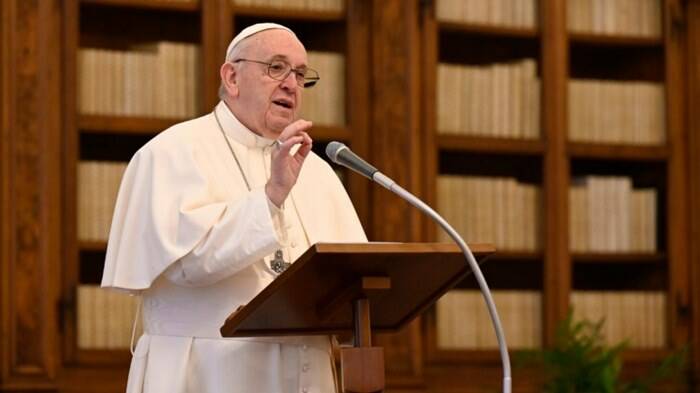 Papa Francesco: “Dio non dà biglietti da visita, invita a un incontro d’amore”