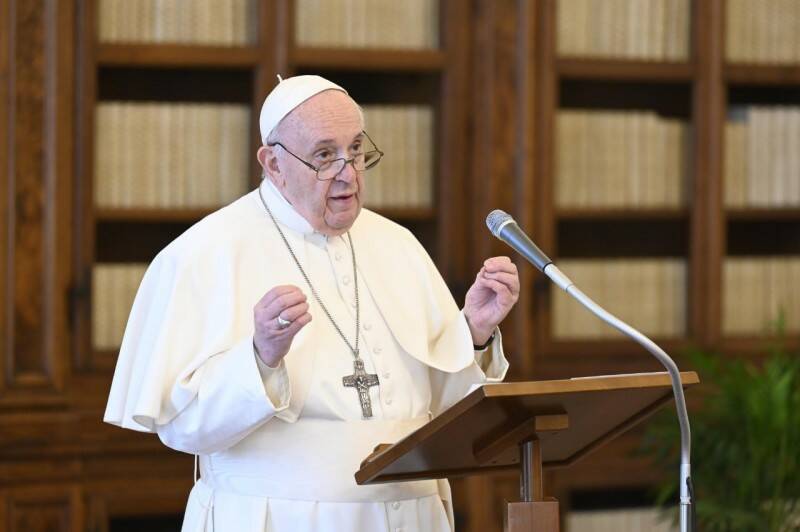 Lunedì dell’Angelo, il Papa: “Rifiutare il potere del dio denaro: nega la verità”
