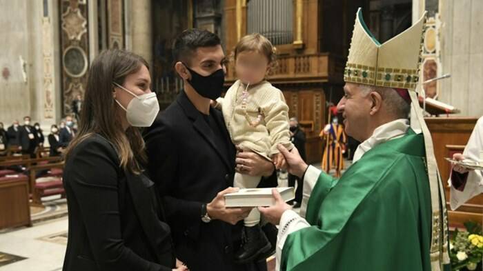 Lorenzo Pellegrini e famiglia a messa in Vaticano, poi l’incontro con Papa Francesco