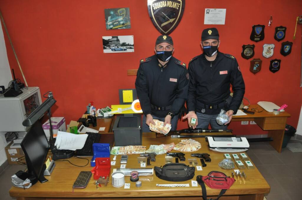 Beccati con tre pistole, un fucile e mezzo chilo di droga: due arresti a Latina