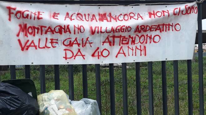 Ardea, i cittadini protestano sotto al Comune: quartieri senza fogne e acqua potabile