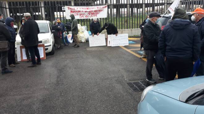 Ardea, i cittadini protestano sotto al Comune: quartieri senza fogne e acqua potabile