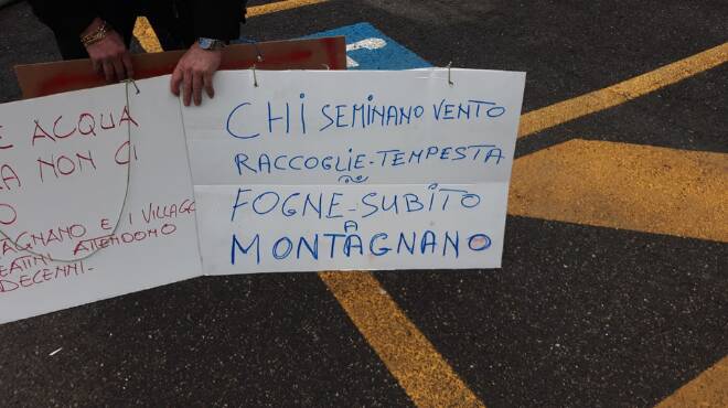 Ardea, i cittadini protestano sotto al Comune: quartieri senza fogne e acqua potabile