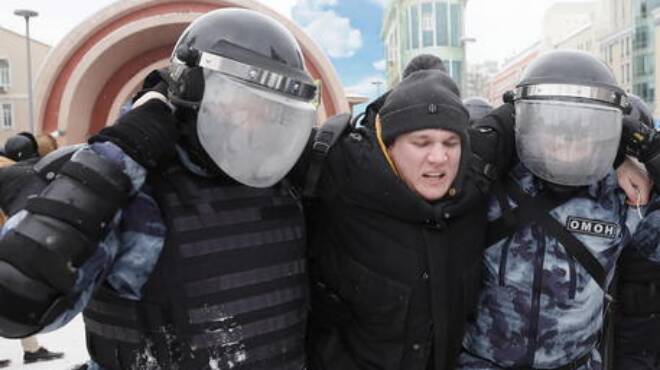 Caos in Russia, i sostenitori di Navalny scendono in piazza: oltre 800 arresti
