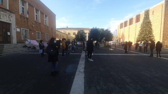 Studenti in piazza a Pomezia contro la Dad: il Sindaco li invita in Comune per ascoltarli