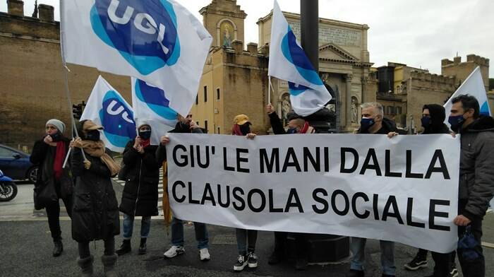 Nethex Care, lavoratori e  Ugl in protesta davanti al Mit: “Giù le mani dalla clausola sociale”