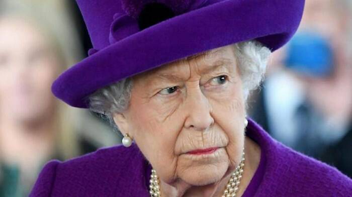 La Regina derubata a Buckingham Palace, gli oggetti su eBay: incarcerato valletto