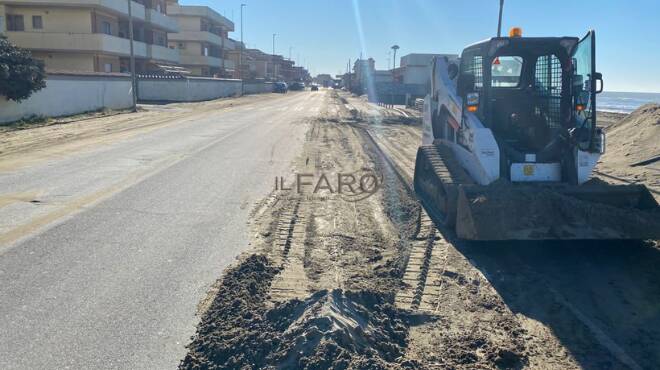 Maltempo ad Ardea, la sabbia invade la strada: al via i lavori di rimozione