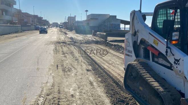 Maltempo ad Ardea, la sabbia invade la strada: al via i lavori di rimozione