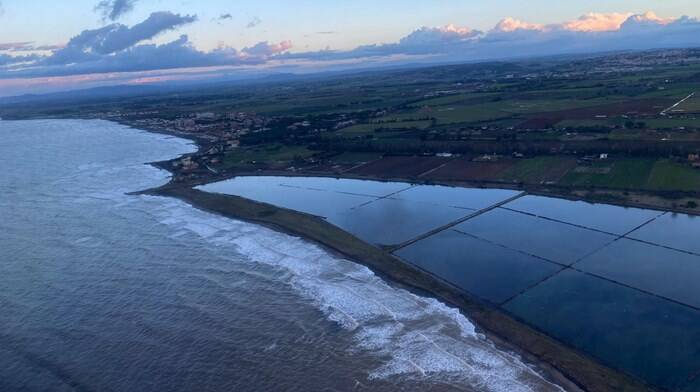 Tarquinia, la mareggiata danneggia l’area protetta delle saline: ecosistema a rischio