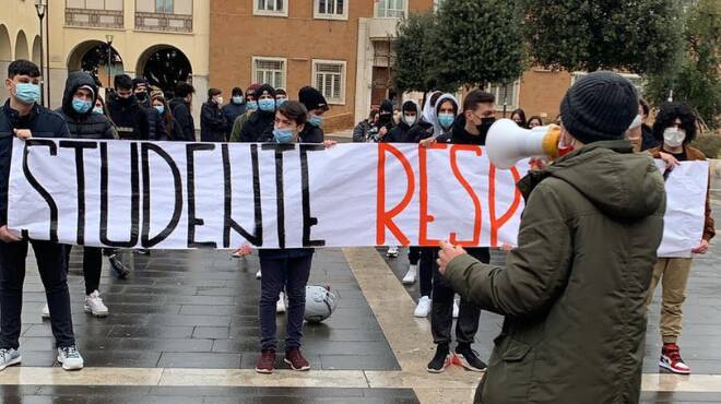 “Aule poco sanificate e autobus affollati”: studenti in rivolta a Pomezia