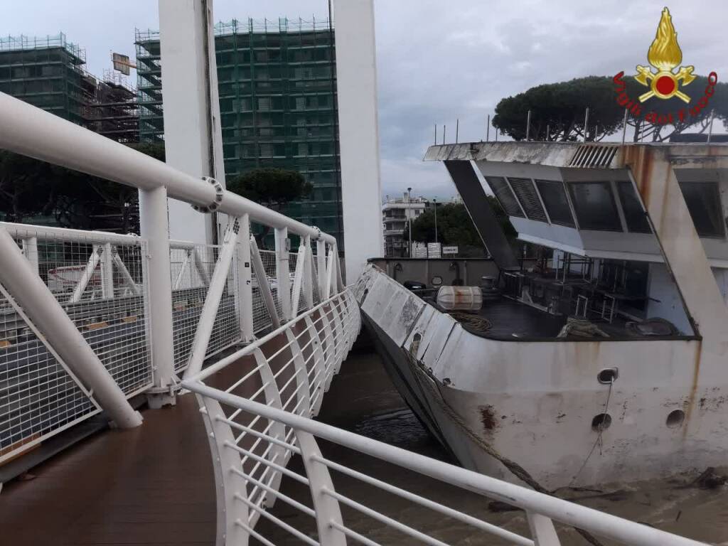 Fiumicino, nave rompe gli ormeggi e finisce contro il Ponte 2 Giugno