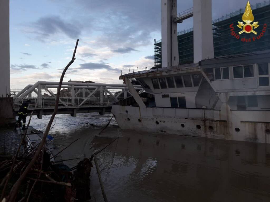 Fiumicino: riaperto al traffico il Ponte 2 Giugno, relitto ancorato al molo nord