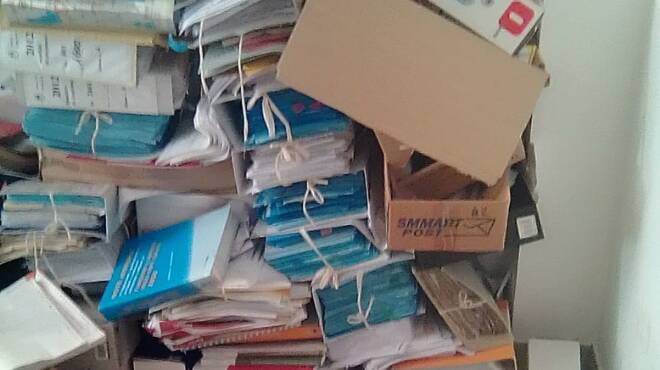 Ardea, caos negli ex uffici comunali: porta scardinata e documenti sparsi ovunque