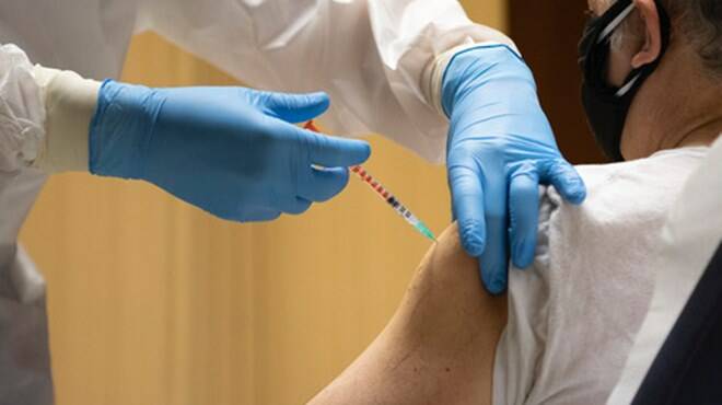 Covid-19, Speranza: “Ieri oltre 500mila vaccini in un giorno”. L’indice Rt risale a 0,85