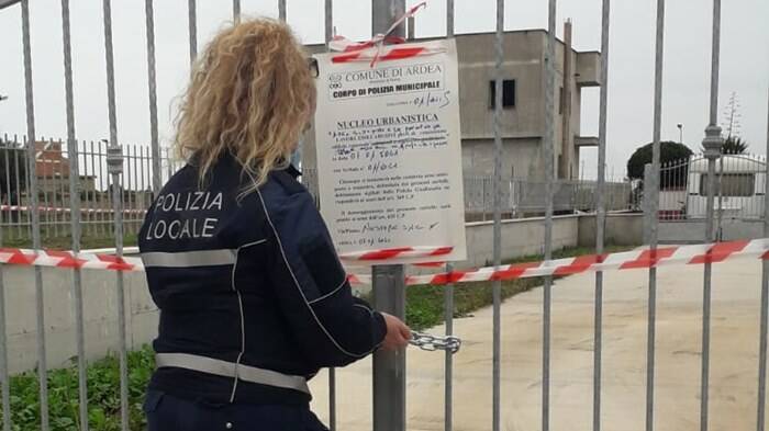 Ardea, approfitta del lockdown per costruire villette abusive vicino al mare