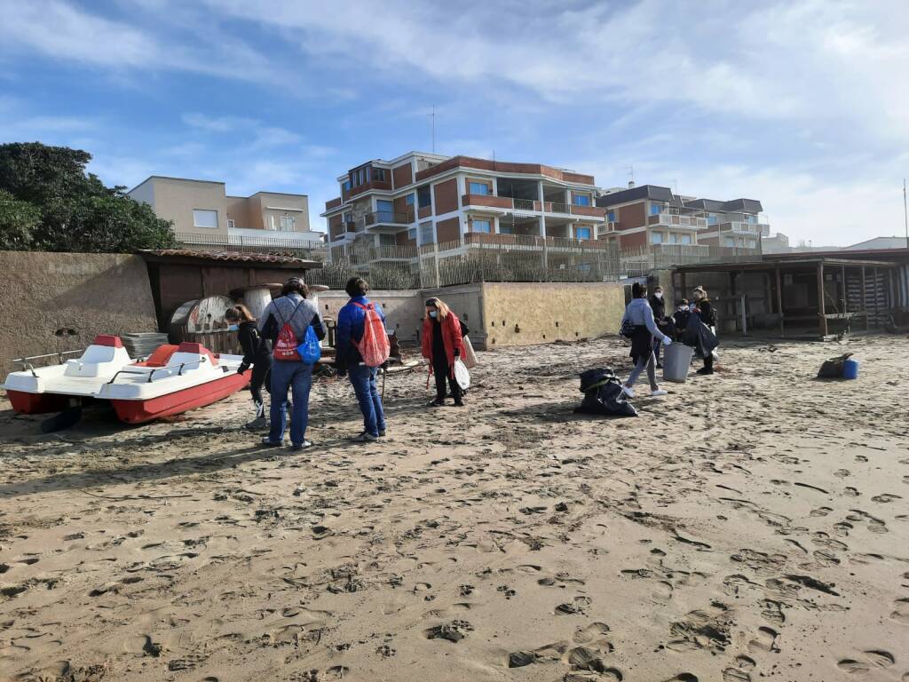 "Uniti per il mare", da Civitavecchia al Circeo tanti giovani ripuliscono le spiagge