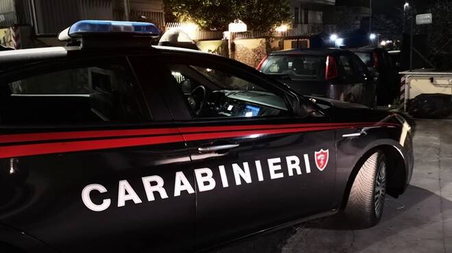 Pomezia, aggredisce i Carabinieri per coprire il figlio che spaccia in casa: mamma e pusher arrestati